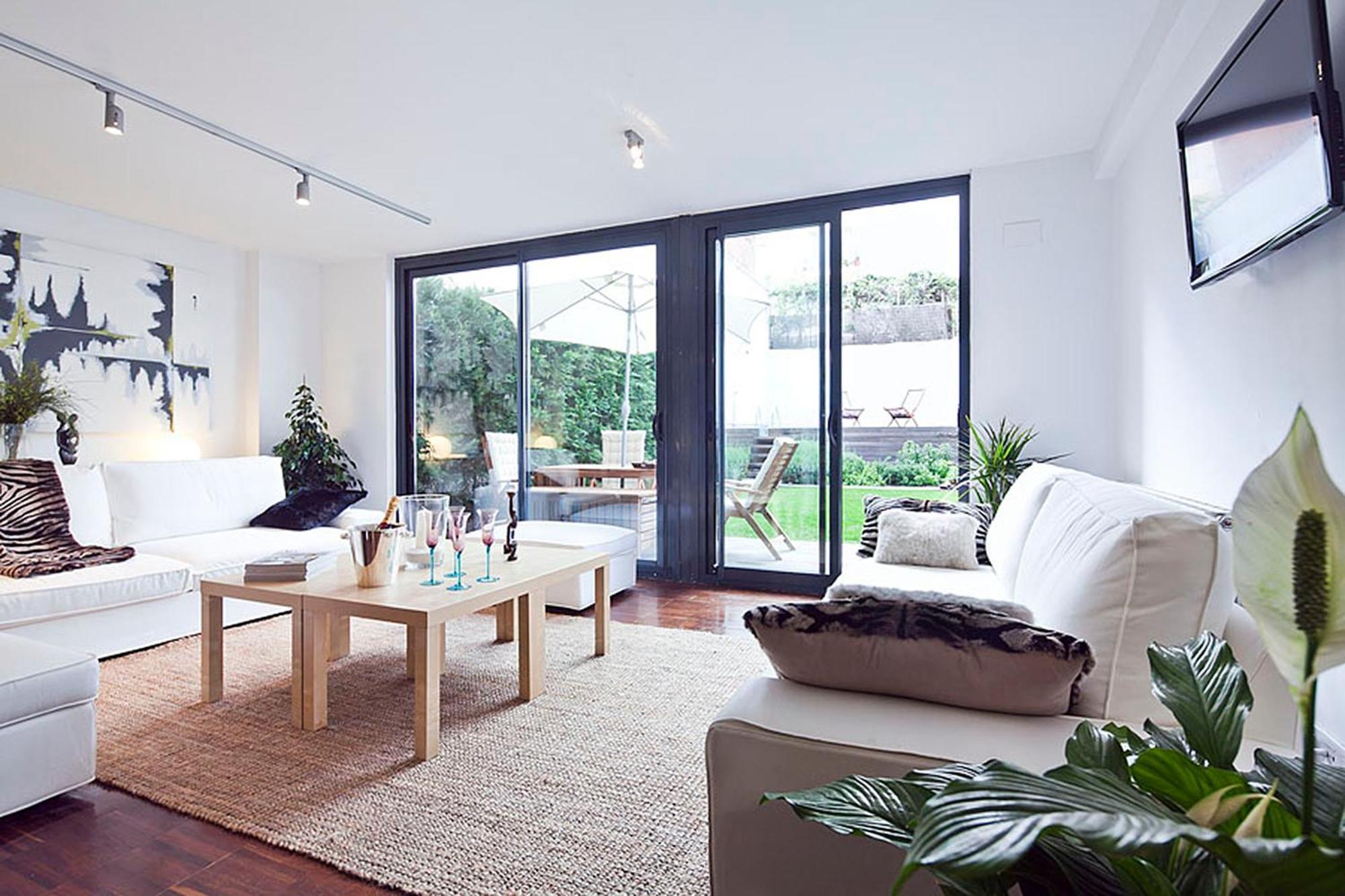 - Private Pool&garden Center Barcelona